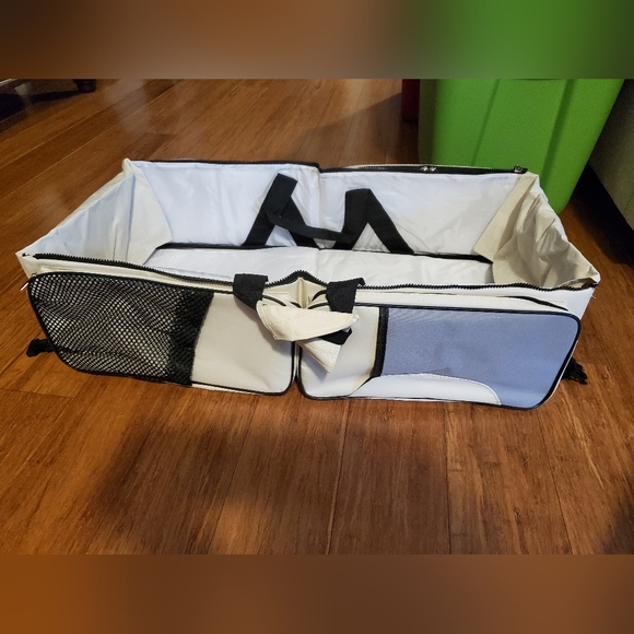 Travel changing table - Picture 2 of 12